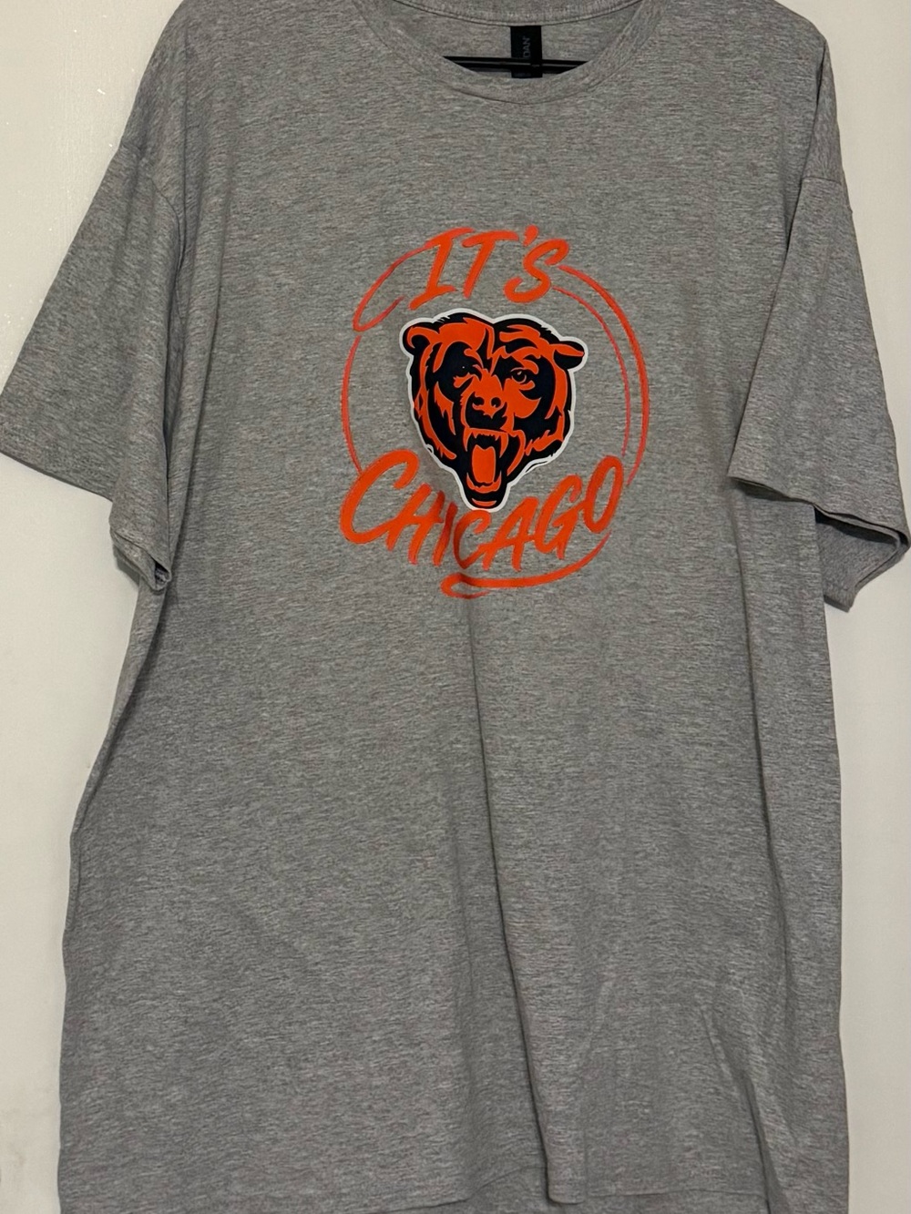 Gray 'It's Chicago' Graphic T-Shirt with Orange Bear Logo
